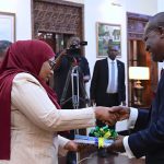 TAREHE 21 OKTOBA, 2022 MWENYEKITI WA KIKOSI KAZI ALIWASILISHA TAARIFA KWA RAIS WA JAMHURI YA MUUNGANO WA TANZANIA, MHE. SAMIA SULUHU HASSAN